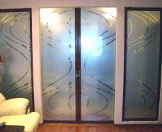 Стеклянные двери с пескоструйным рисунком